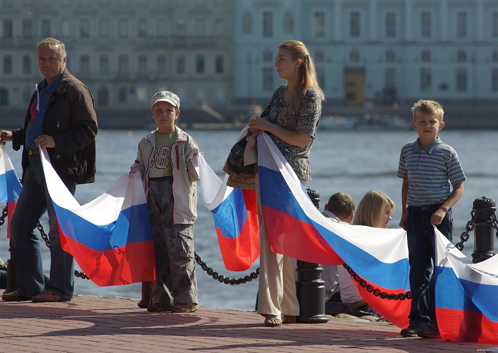 Флаги россии в спб. День России люди. Люди с флагами России. День России в Санкт. Россия для россиян.