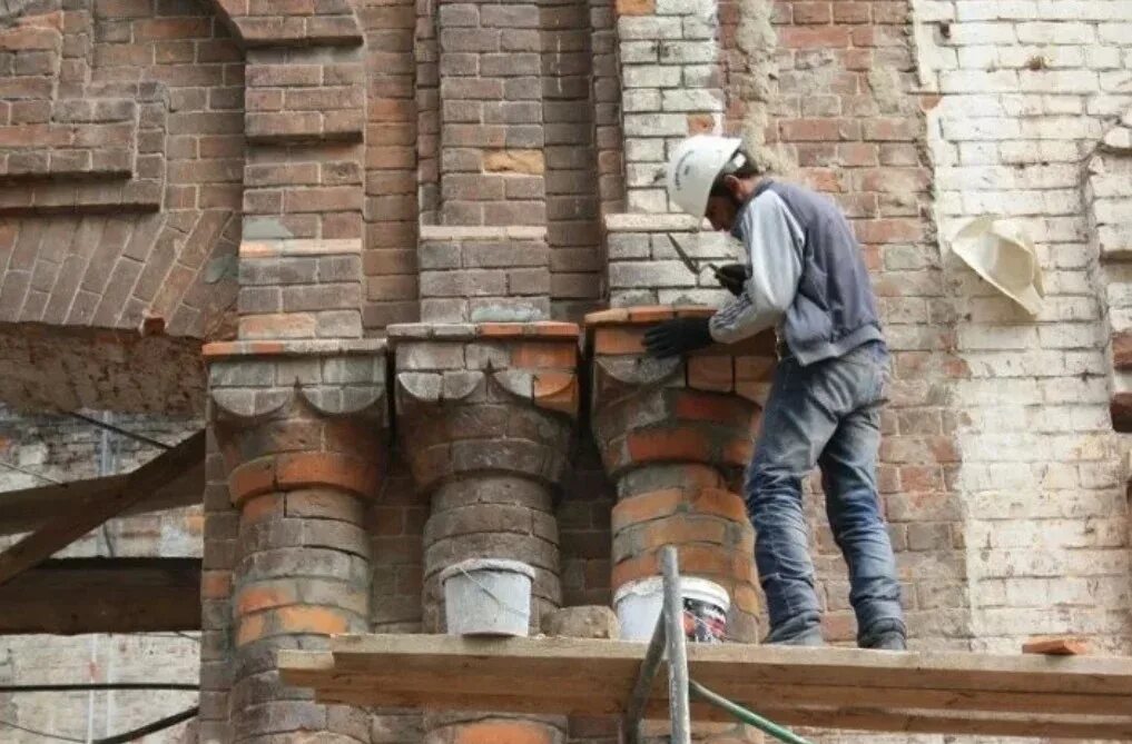 Работа каменных конструкций. Строительные конструкции из каменных материалов. Стройка из кирпича. Поротерм блоки облицовка кирпичом. Армирование кирпичной перегородки 250.