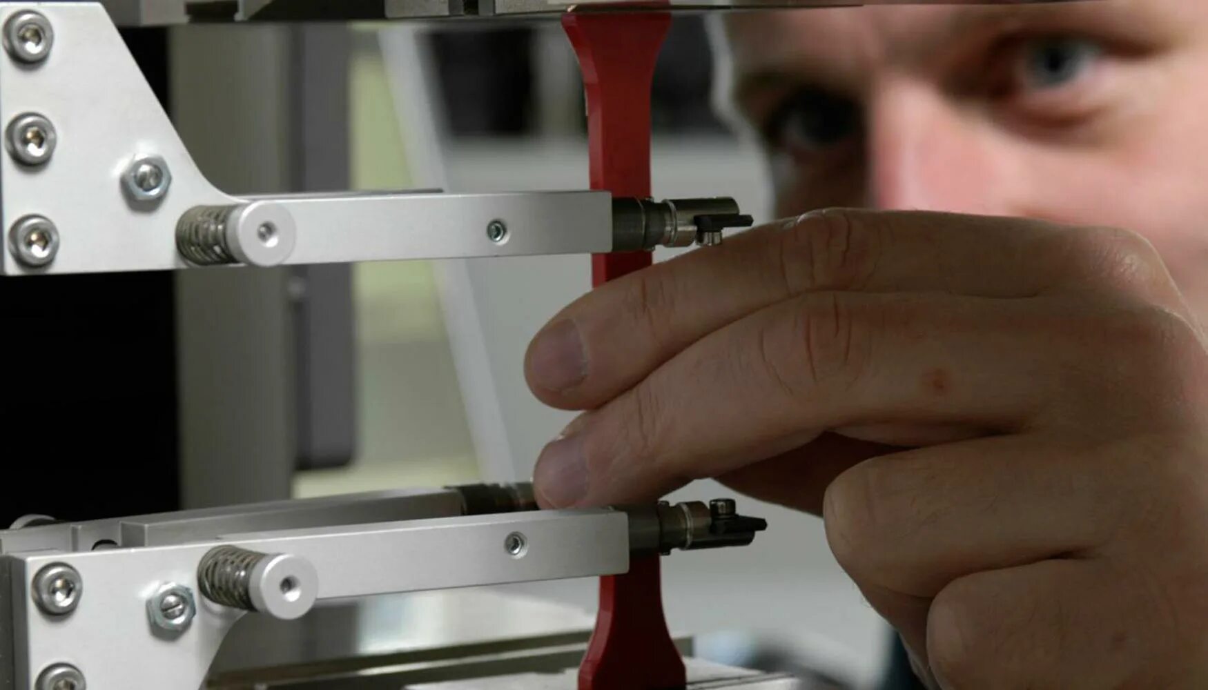 Still testing. Лаборатория испытательная резиновых деталей. plastic tensile test. metal testing laboratory. испытание пластины материала на растяжения.