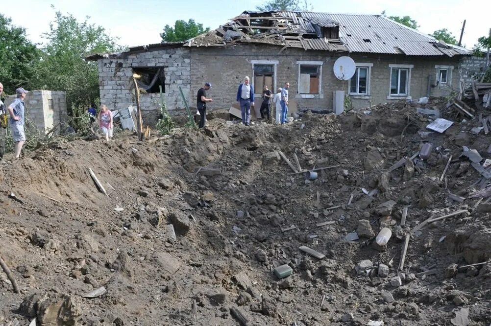 Прогноз стаханов. Обстрел стаханова 2025. обстрел стаханова сегодня 2025. воронка от ракеты точка у.