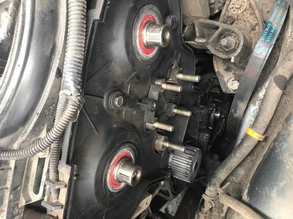 Крепление помпы 16 кл 2112. Насос охлаждающей жидкости ваз 2112. Помпа 2112 16 клапанов на двигателе. Помпа на 16 клапанный двигатель. Крепление помпы 16 кл 2112.