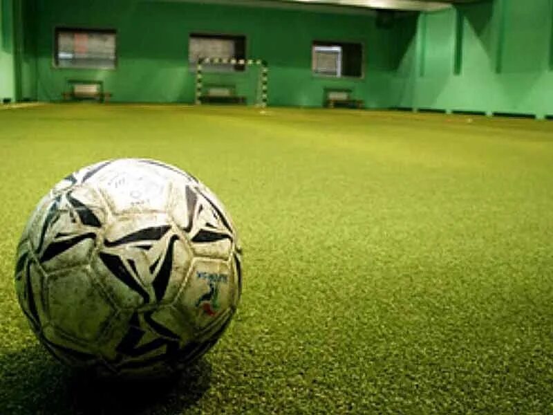 Сайт мини футбольного. Мини футбол. Мини футбол футзал. Мячи в спортзале. Фон футбольный зал.