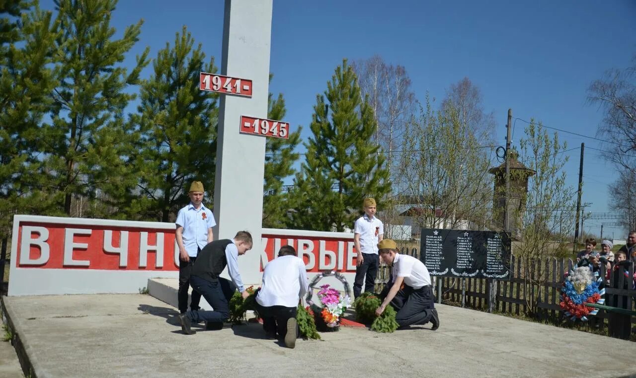 9 мая в пермском крае. Памятник Победы. Памятники ко Дню Победы. 9 Мая памятники Победы. Возложение к обелиску.