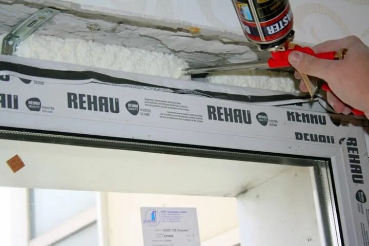 Какой должен быть зазор между рамой. Запенивание оконных проемов для пластиковых окон. монтажный зазор установки пластикового окна. монтажный зазор для пластиковых окон. щель между стеклопакетом и рамой.