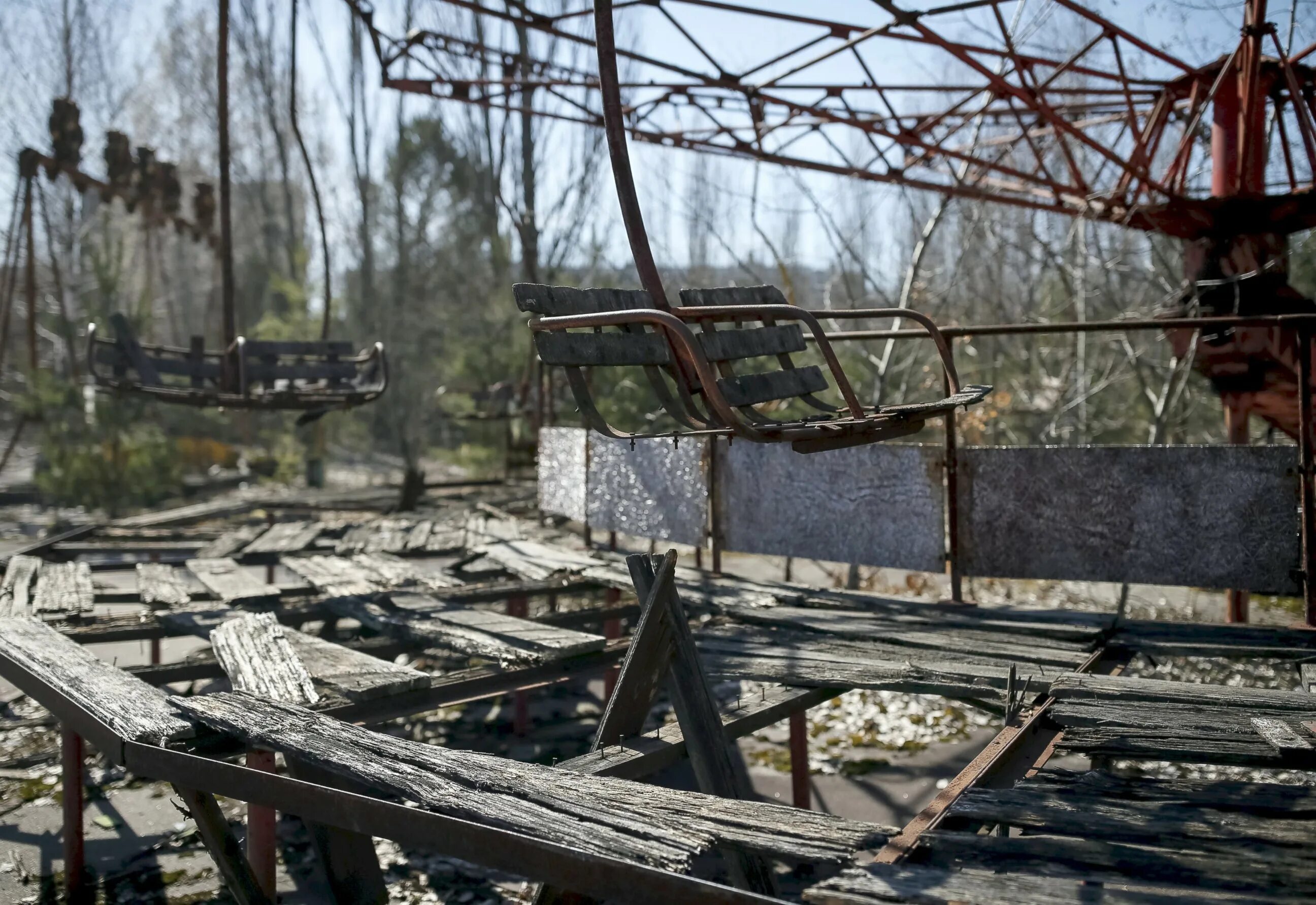 Зона отчуждения Чернобыльской АЭС. Чернобыль зона отчуждения Припять. Чернобыль зона отчуждения АЭС. Зона отчуждения город Припять.