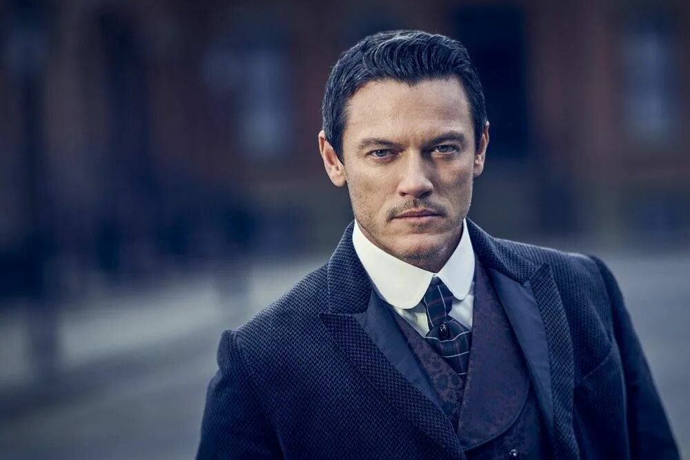 Luke evans. Люк Эванс. Люк Эванс 2023. Актёр Дракула 2014 люк Эванс. Люк Эванс Аполлон.