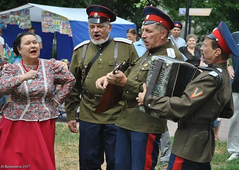 Казачий песенный фольклор кубани. Фольклор донских казаков. Казачий ансамбль разгуляй. Казачий ансамбль. Донские казаки поет.