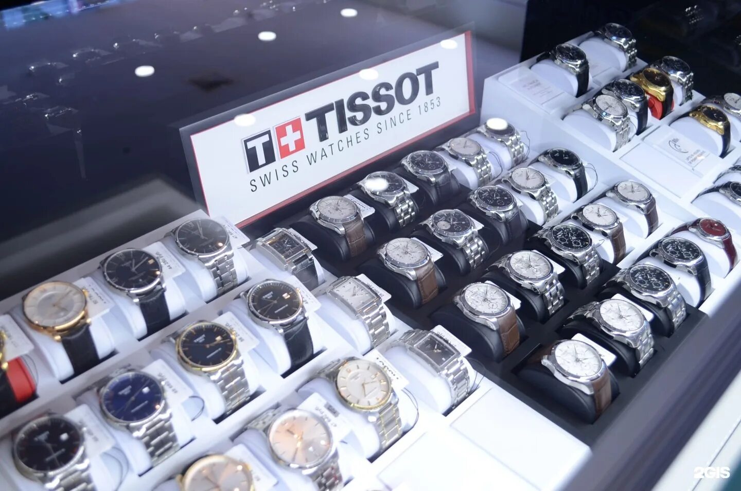 Магазин часов Tissot. Витрина тиссот. Выкладка часов. Магазины часов Tissot в СПБ. Часы в магазине в коробке