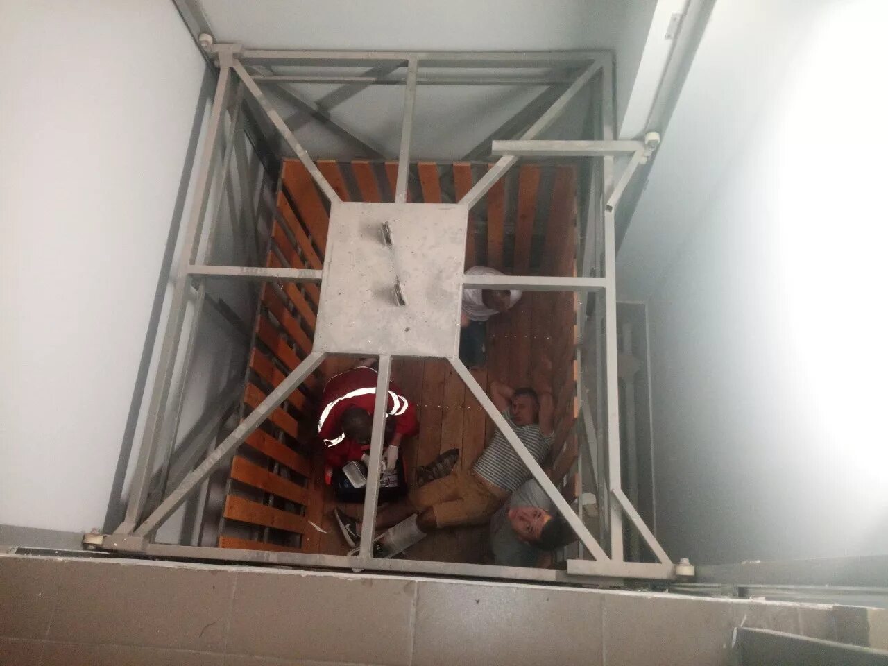 Трос лифтовой. Тросики на лифты. Кабина лифта в шахте. Обрыв троса лифта. Обрыв троса лифта.