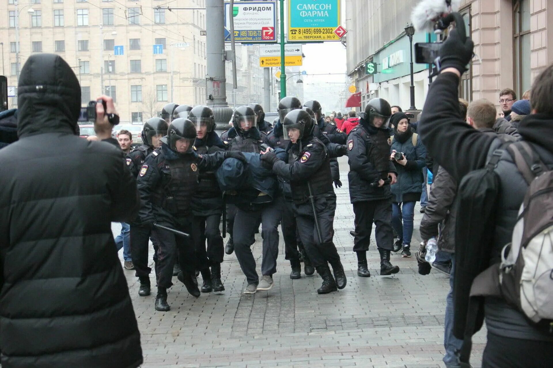 Правозащитник Москва. Остановим полицейский беспредел. Общественно политическая ситуация в Москве. Правозащитники на фотографии.