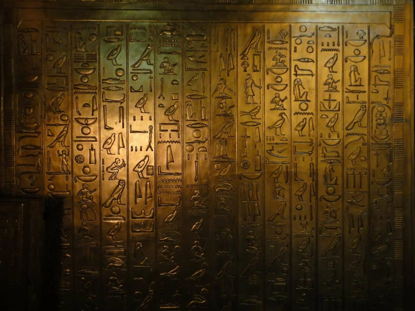 Иероглифы пирамид. Египет письменность фараон. Древнеегипетский фон фараон. Иероглифы древнего Египта. Египетские иероглифы на стенах.