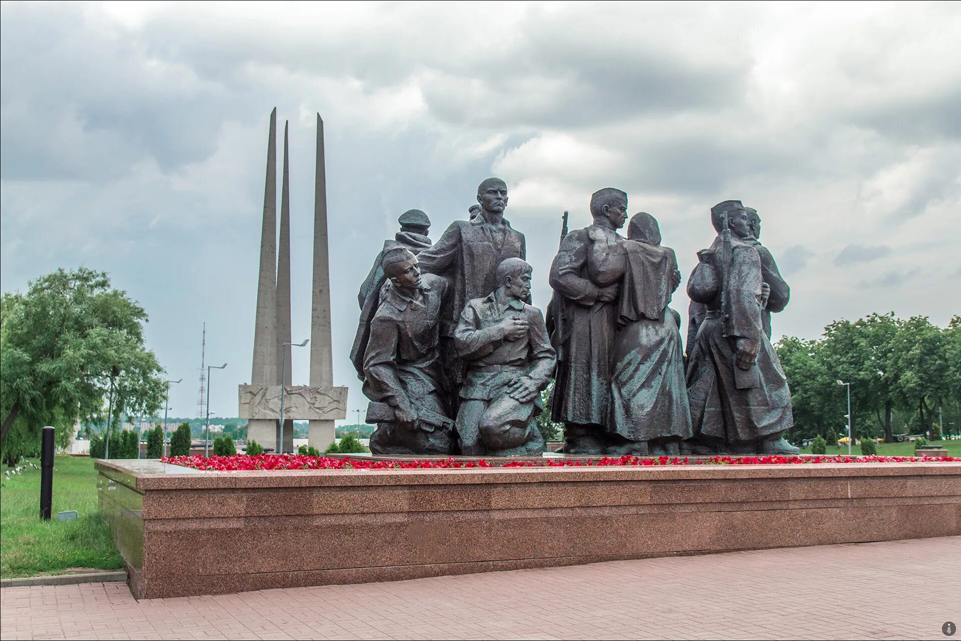 Памятники войны в беларуси. Мемориальный комплекс три штыка в Витебске. Витебск монумент Победы. Мемориальный комплекс "площадь Победы" в Витебске. Витебск площадь Победы парк.