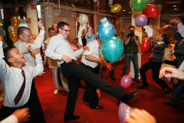 Конкурсы с шарами для веселой компании. Конкурс с шарами на свадьбе. Конкурс с шарами на корпоратив. Развлечения на день рождения.