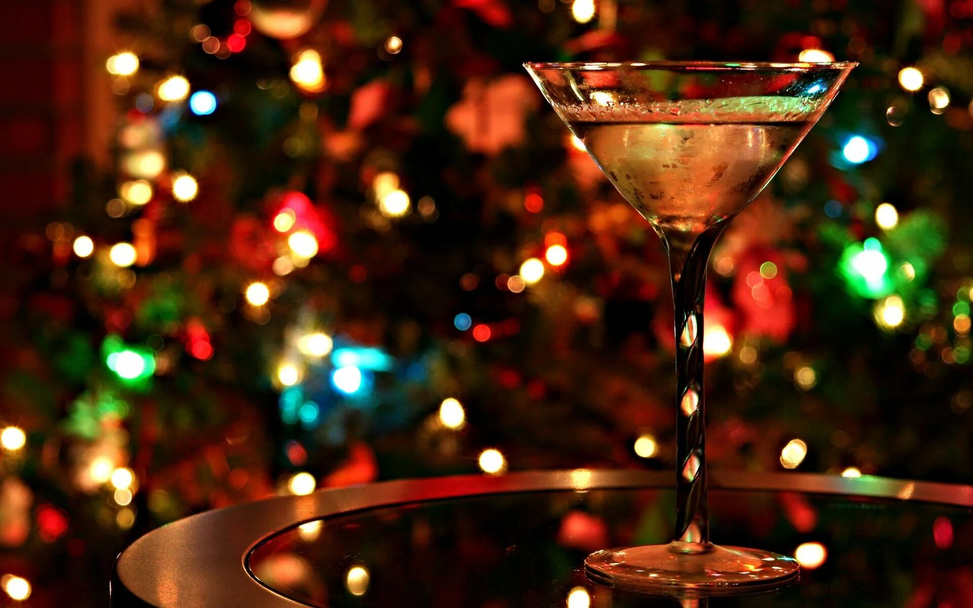 Коктейль елка. Holiday drink. Напитки на праздничный стол. Коктейль зеленый в винном бокале. Коктейль зеленый в винном бокале.