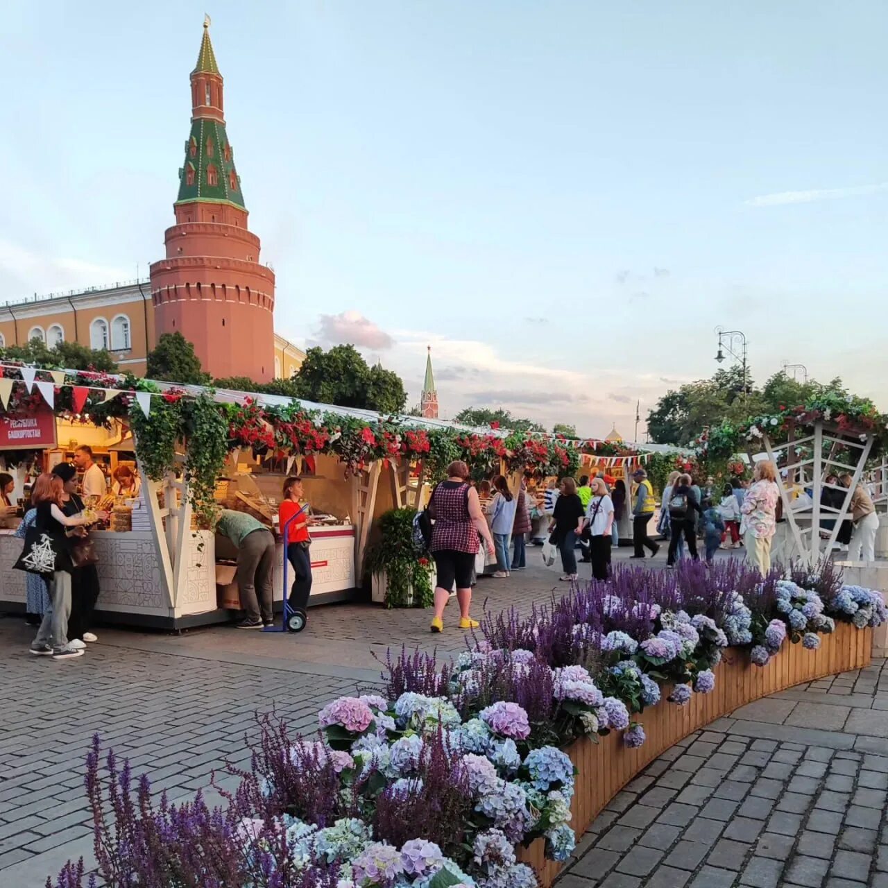 Манежная площадь москва летом 2024. Манежная площадь москва фестиваль 2024. Фестиваль цветочный джем в москве 2023. 2. Фестиваль на манежной площади.