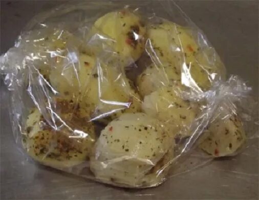 Картошка в микроволновке в пакете. Картошка в рукаве в микроволновке. Картофель в микроволновке в пакете целлофановом. Пакет для запекания в микроволновке картофеля.