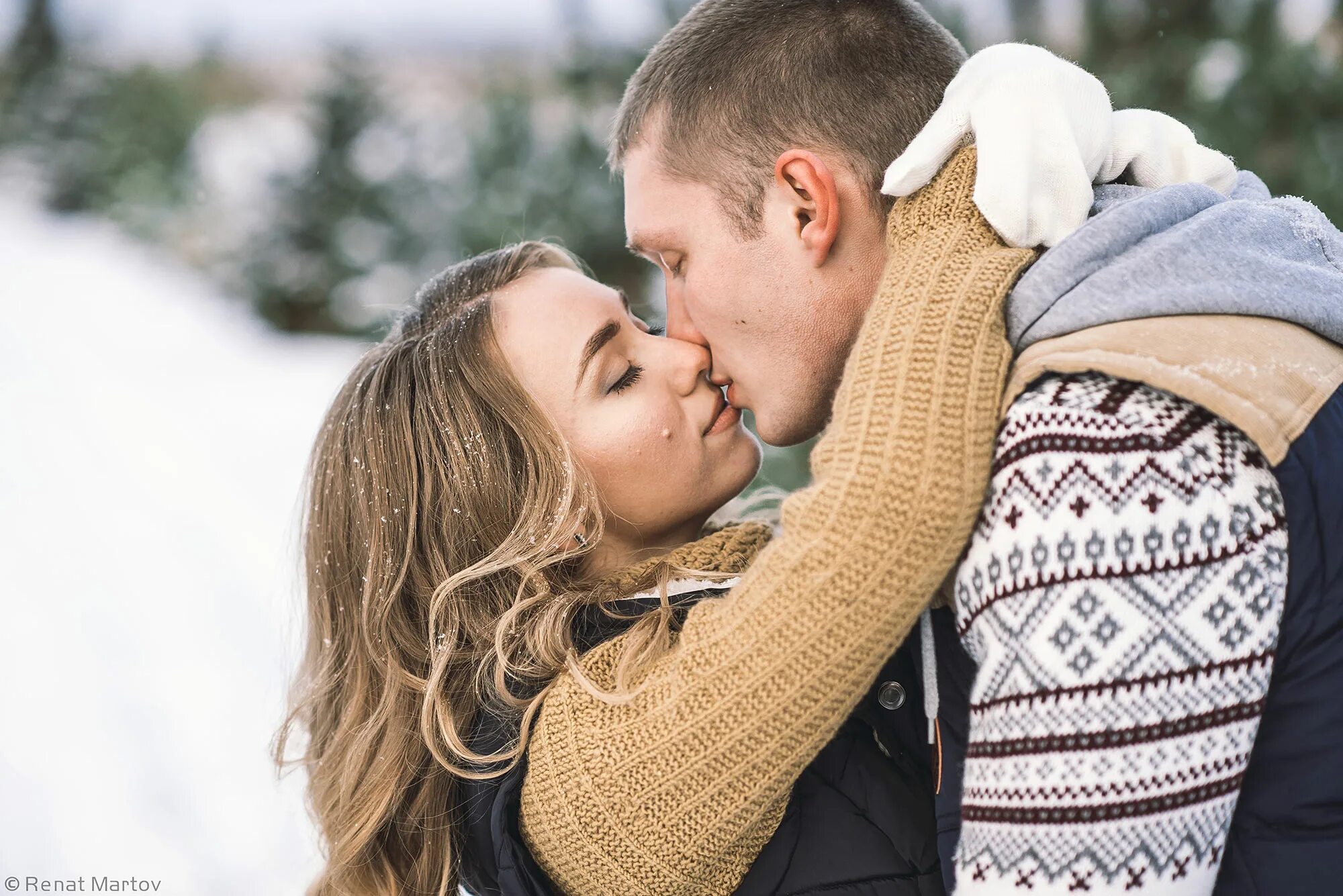 любовь зимой всегда. зимние объятия. декабрь любовь. любовь зимой всегда. мужчина и женщина зима любовь.