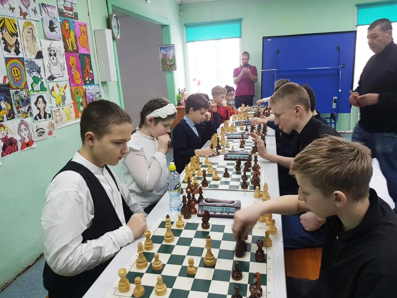 на товарищеском турнире школьников по шахматам