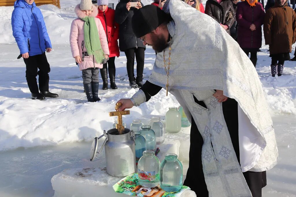 Песни святая вода. С Крещением Господним 19 января. Крещение Господне Святая вода. Чебаркуль храм крещение. Освящение воды в храме.