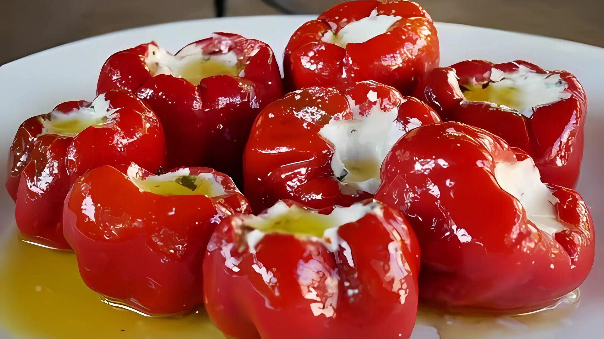 Запеченные фаршированные перцы. Перец с сырной начинкой. Сырые перцы фаршированные сыром. Болгарскийперец,фаршированый мыром. Сырые перцы фаршированные сыром.