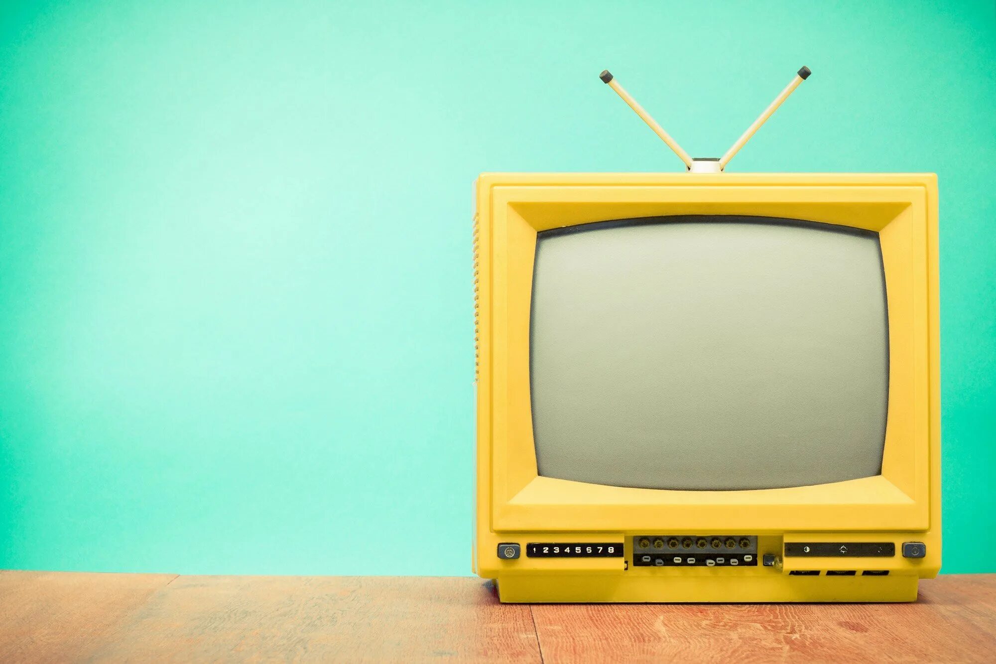 Картинка тв. Желтый телевизор. Телевизор фон. Старый телевизор. Телевизоры 90-х годов.