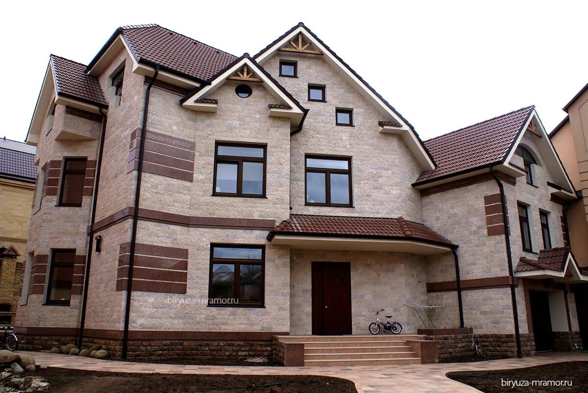 Мрамор травертин гранит фасад. Мраморная облицовка фасада. Отделка фасада искусственным камнем. Здания из травертина. Фасады из натурального камня гранит мрамор.