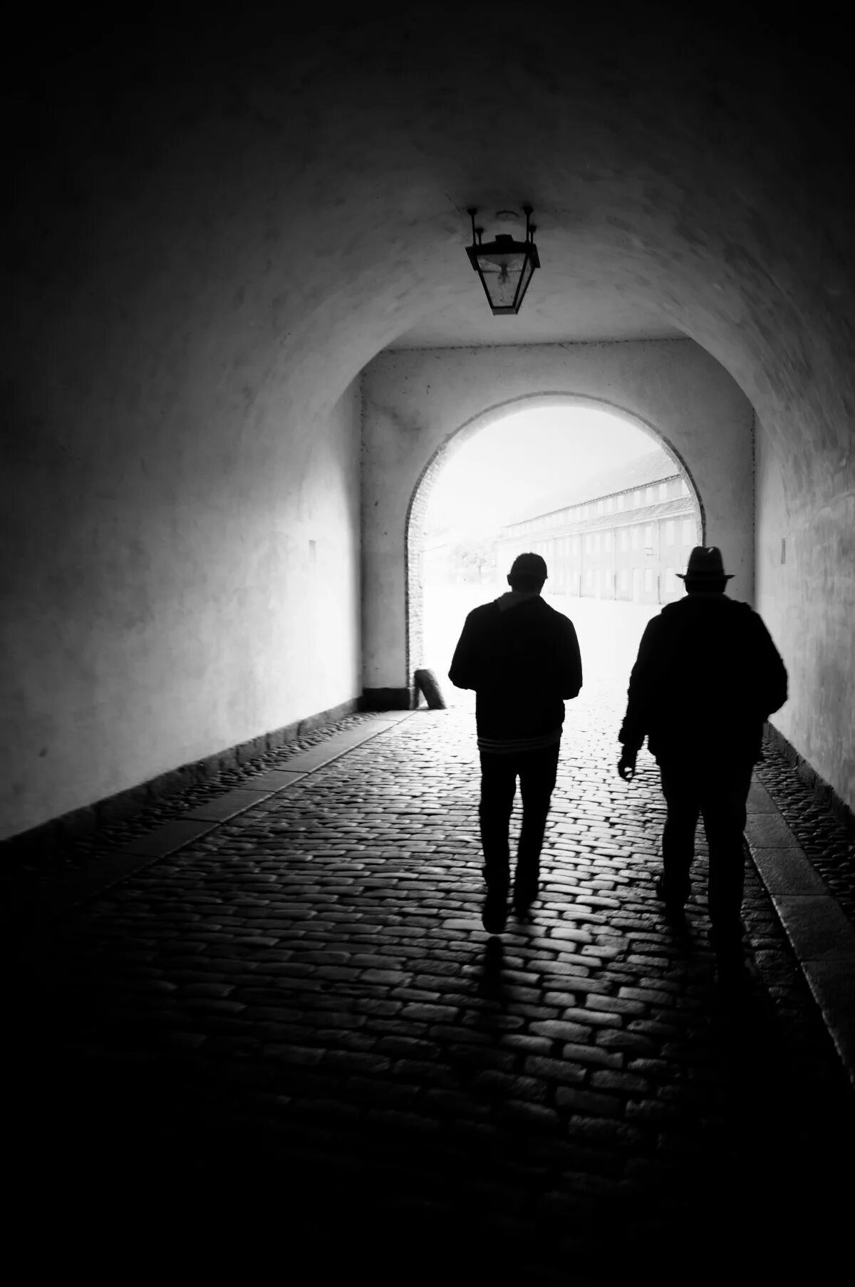 Тайные тени. В тени человека. загадочный силуэт. тень картинки. странные силуэты на фотографиях.