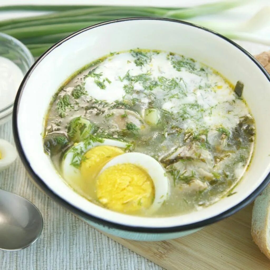 Вкусный зеленый борщ. Белорусский холодник на щавеле. Холодный суп с щавелем. Зеленый борщ. Щавель.