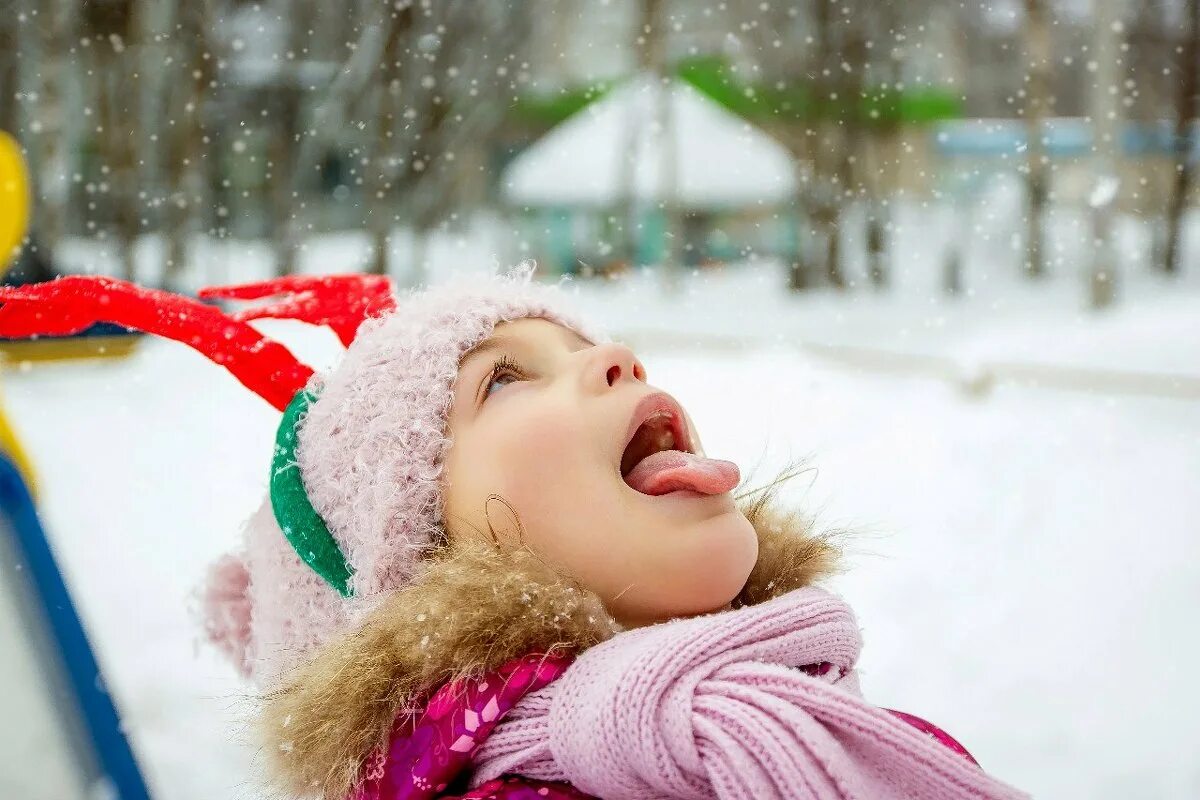 Ловить ртом воздух. Ребенок ловит снег языком. Ловить снежинки ртом. Ловит снежинки языком. Снег на языке.