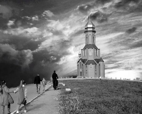 Путь в Церковь. Дорога к храму. Церковь в далеке. Люди идут мимо храма. Храм дорога жизни