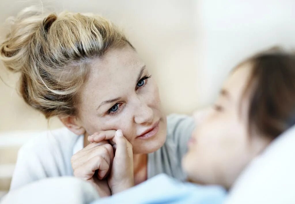 Тревожные родители. Мама переживает за детей. Грустная мама. Мама переживает. Мама переживает за детей.