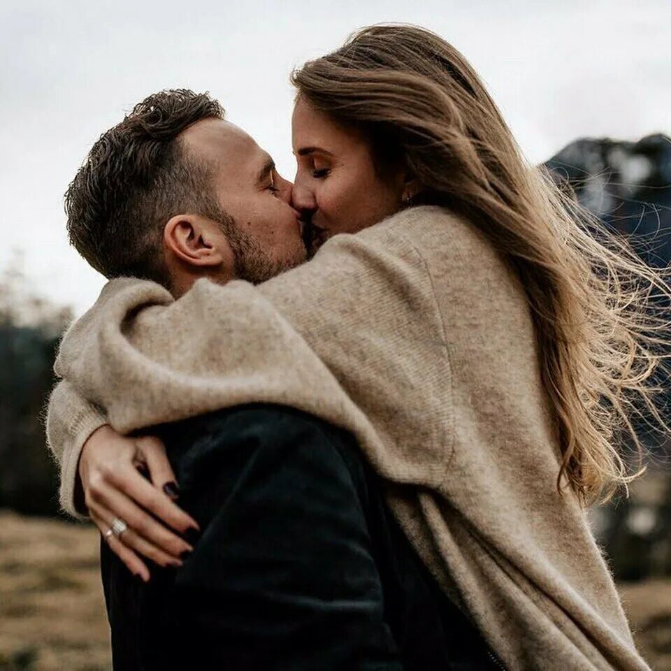 женщина обнимает незнакомого мужчину. фотосессия с парнем. человек обнимает другого. обнимашки людей. девушка на шею обнимает своего парня.