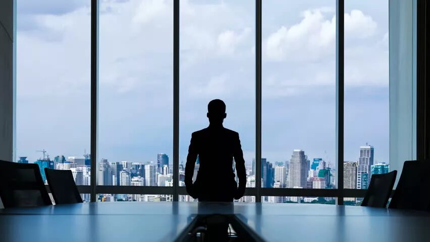 Бизнесмен окна. Бизнесмен окна. Бизнесмен спиной у окно. Три окна и бизнесмен. Мужчина возле окна.