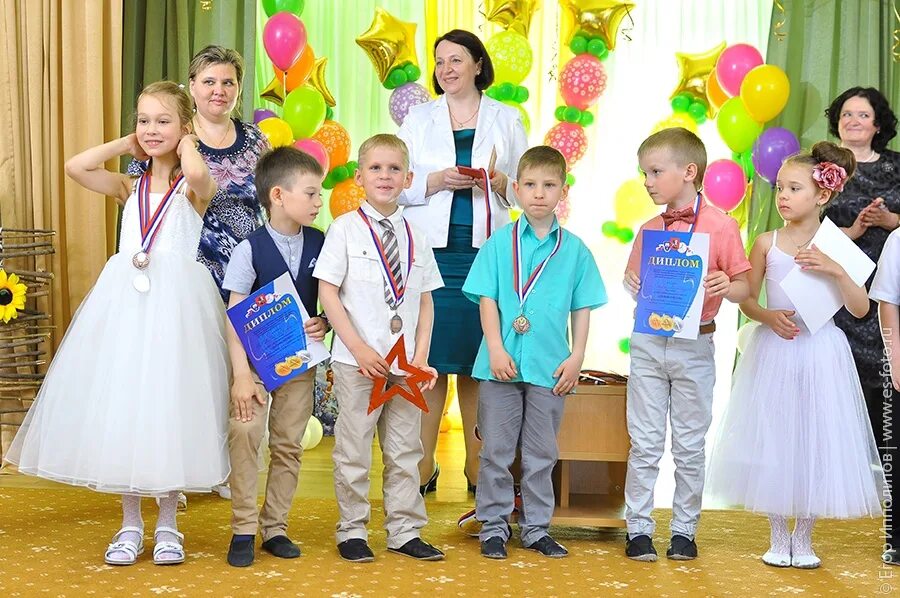 Выпускной в детском саду. Фотосессия в саду на выпускной. Выпускной в детском садике. Выпускной видетском саду.