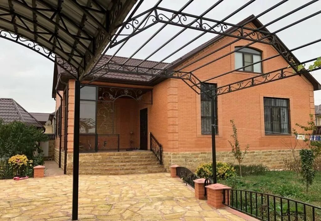 Особняк в махачкале дербентский камень. Дома в махачкале. Частный дом в центре махачкалы. Дома в городе махачкала. Красивые крыши в дагестане.