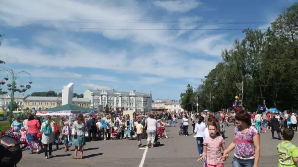 Мероприятия в вологде сегодня. Ярмарка на площади революции Вологда. Детский праздник Вологда площадь революции. С праздником города Вологда. Ярмарка на площади.