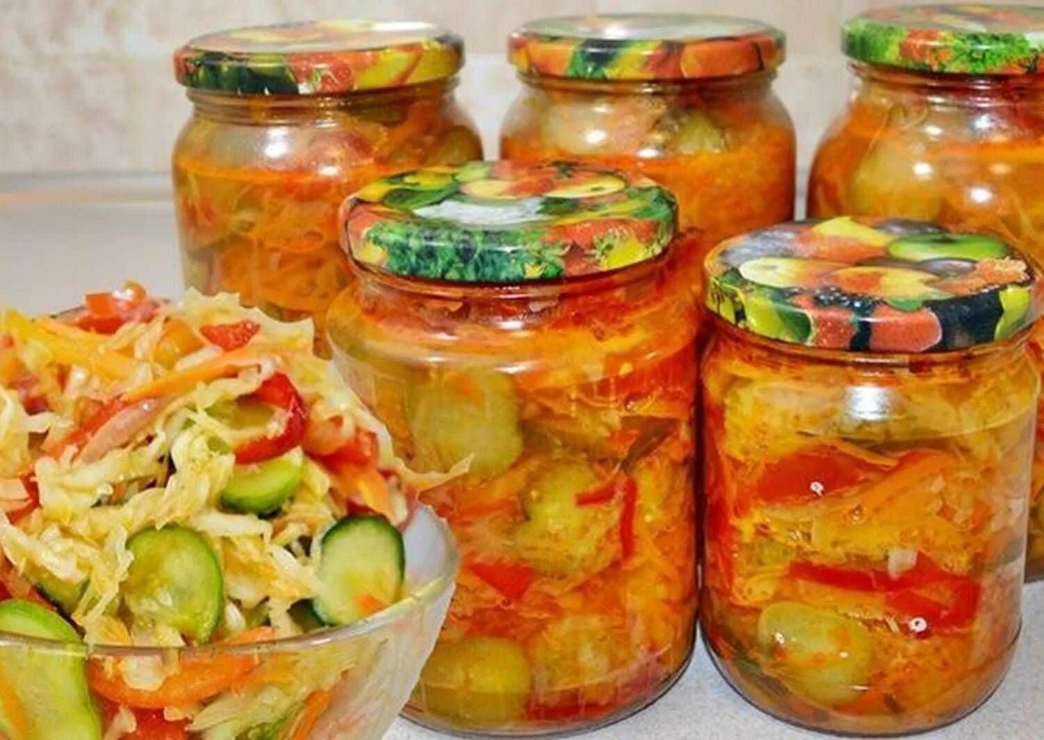 Салат на зиму стерилизация. Заготовки впрок на зиму. Салат с огурцами на зиму. Консервированный салат на зиму. Овощное ассорти на зиму.