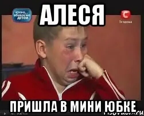 Она себе шоколадку купила