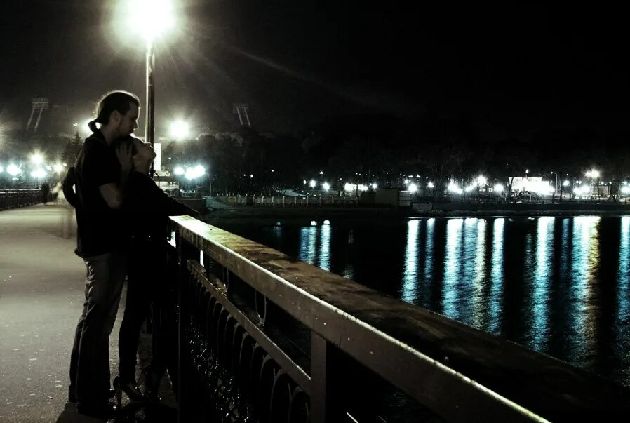 Пропусти вечер. Прогулка ночью. Гулять ночью. Парень и девушка гуляют ночью. Парень и девушка на мосту.