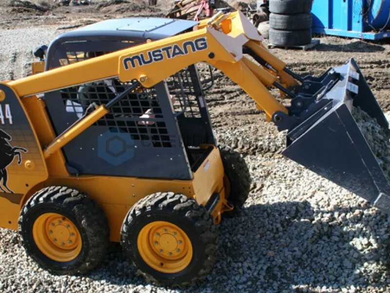 Мини-погрузчик mustang 2044. Mustang мини погрузчик. Погрузчик mustang 2044. Скрепер напогрузчикмустианг 2044. Мустанг 2044.