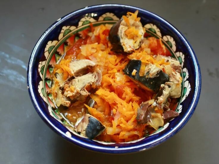 в горшочке в духовке скумбрия кусочками с болгарским перцем. скумбрия в горшочках с картошкой в духовке. ели у емели филе рыбы в горшочке с овощами. рыба скумбрия в горшочке. скумбрия в горшочке.