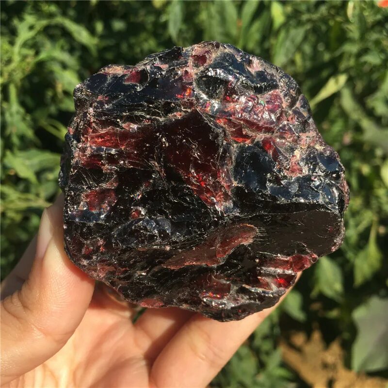 Красный гранат пироп. Гранат альмандин. Гранат пироп альмандин. Камень талисман альмандин. Природный камень гранат необработанный.