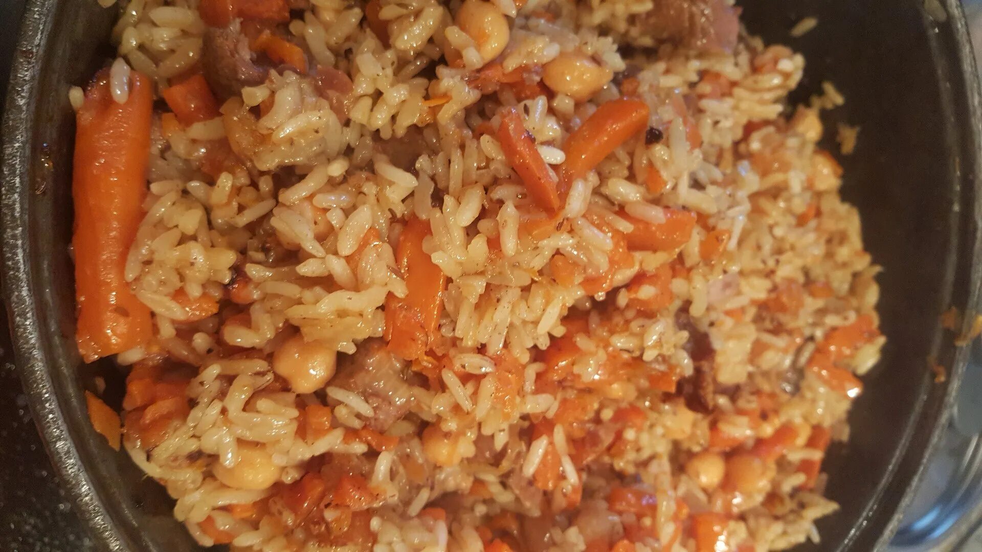 свинина в казане. плов из свинины на плите. плов на плите. плов со свининой рассыпчатый. плов.