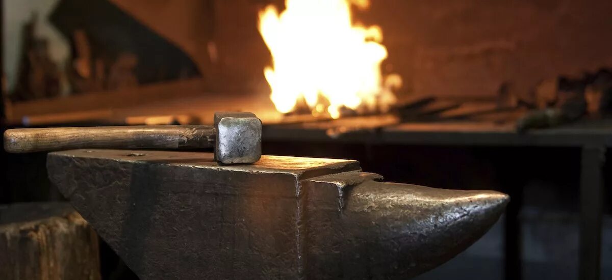 Наковальня фон. Раскалённое железо. 2. Кузница_молот_наковальня. Ковка металла.