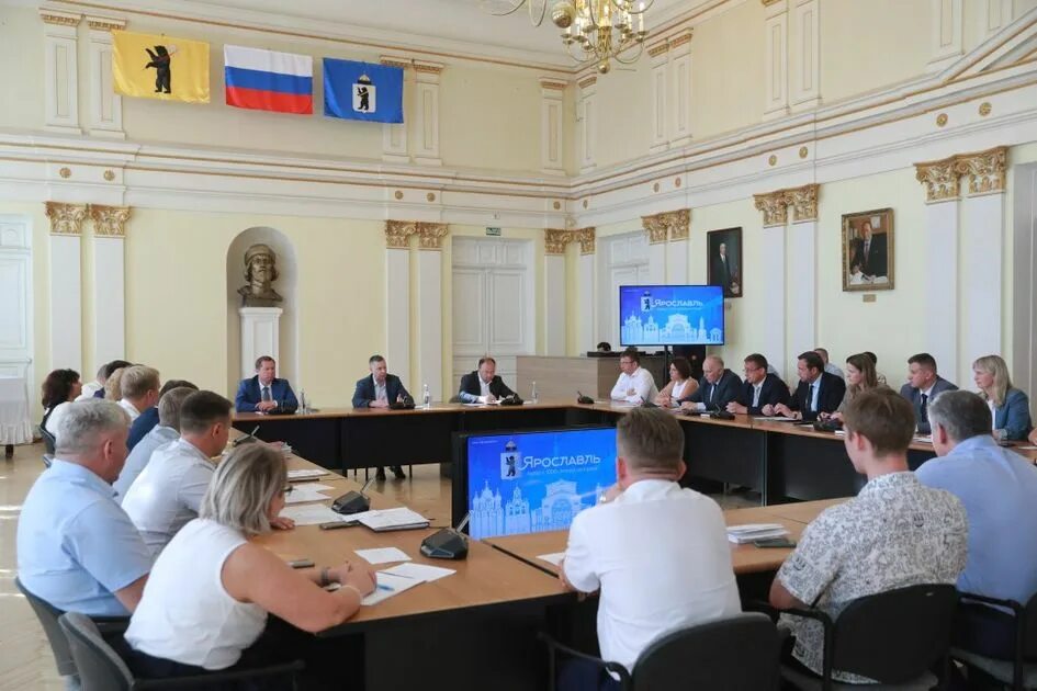 Совещание в мэрии. Совещание руководителей. мэрия ярославля малый зал. рабочее.совещание.в.мэрии.ярославля. чиновники мэрии г. ярославля.