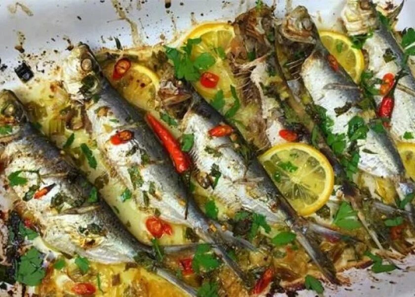 Как вкусно приготовить сельдь. Сельдь иваси запечённая в духовке. Селедка запеченная в духовке. Что приготовить к селедке. Селёдка в духовке.