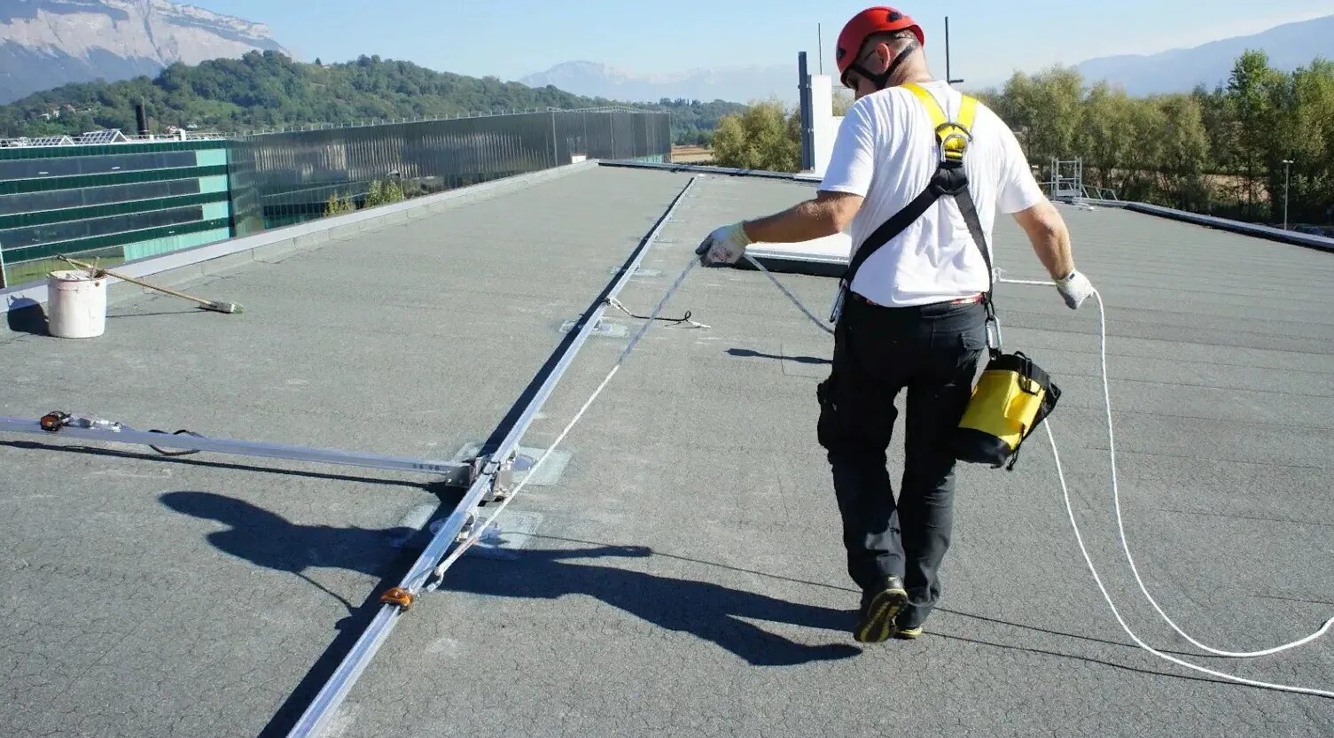 Анкерная страховочная система. Страховочная система на крыше. Работа на высоте на плоской крыше. Горизонтальная анкерная линия горизонт-2. Безопасное проведение работ на крышах.