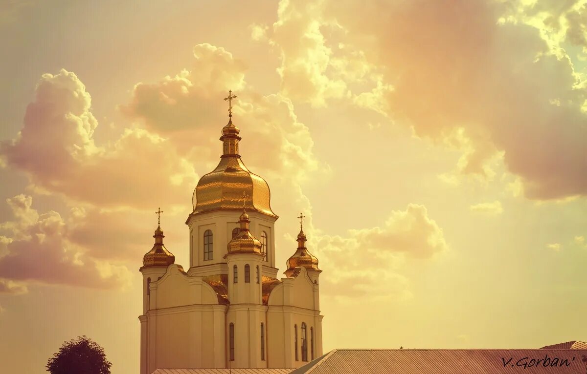 церковь небо. храм голубое небо. облака над церковью. небо над храмом. облака над церковью.