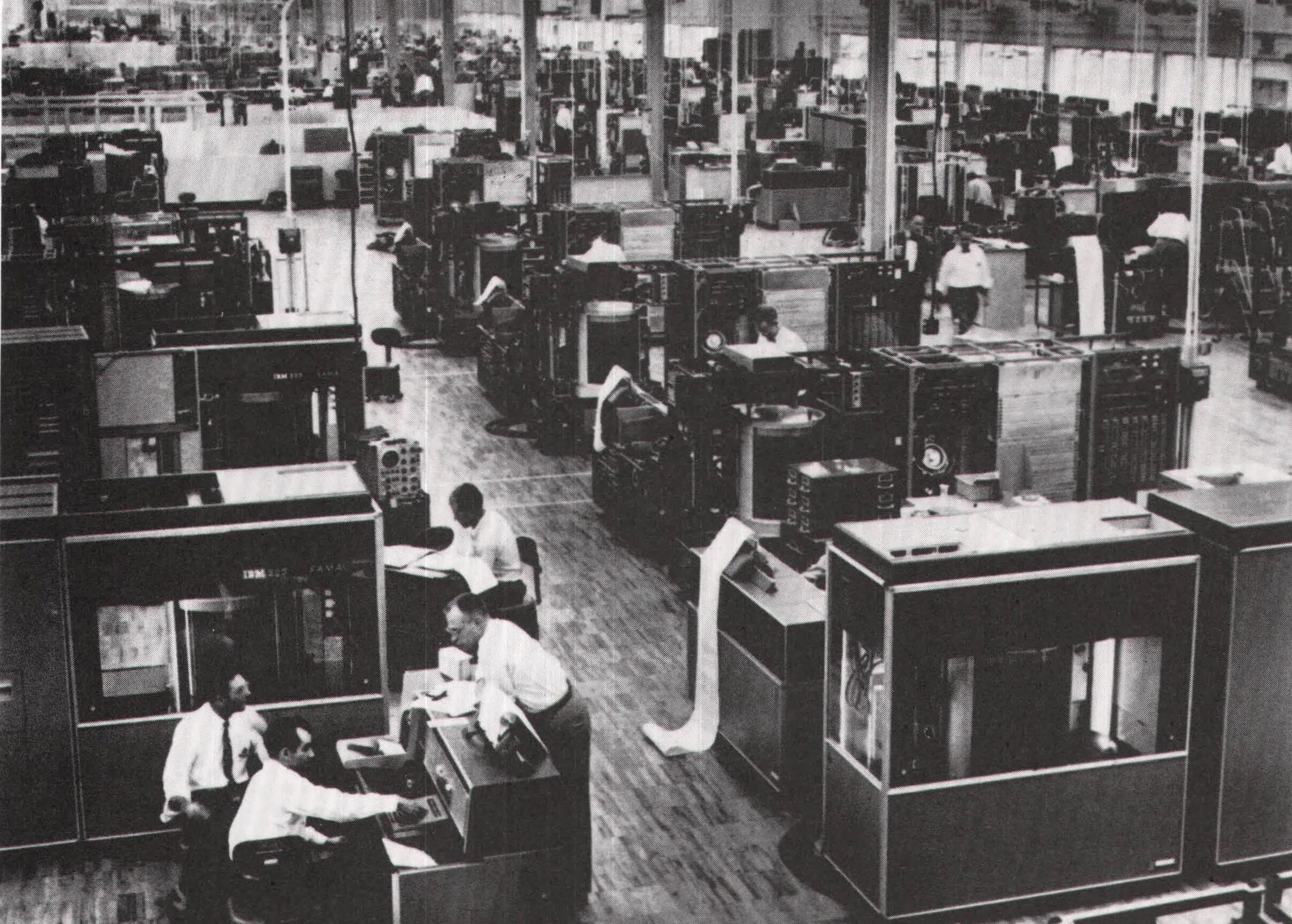 Past factory. Компьютер IBM 1957. Ламповый компьютер IBM 604. Компания IBM 1967. IBM 1924.