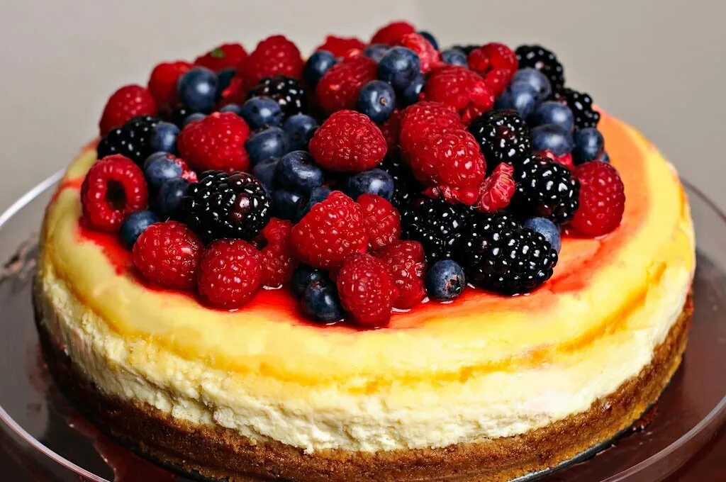 Самые вкусные домашние торты и красивые. Самый красивый домашний торт. Вкусные тортики фото. Торт со сливочным кремом и малиной и ежевикой